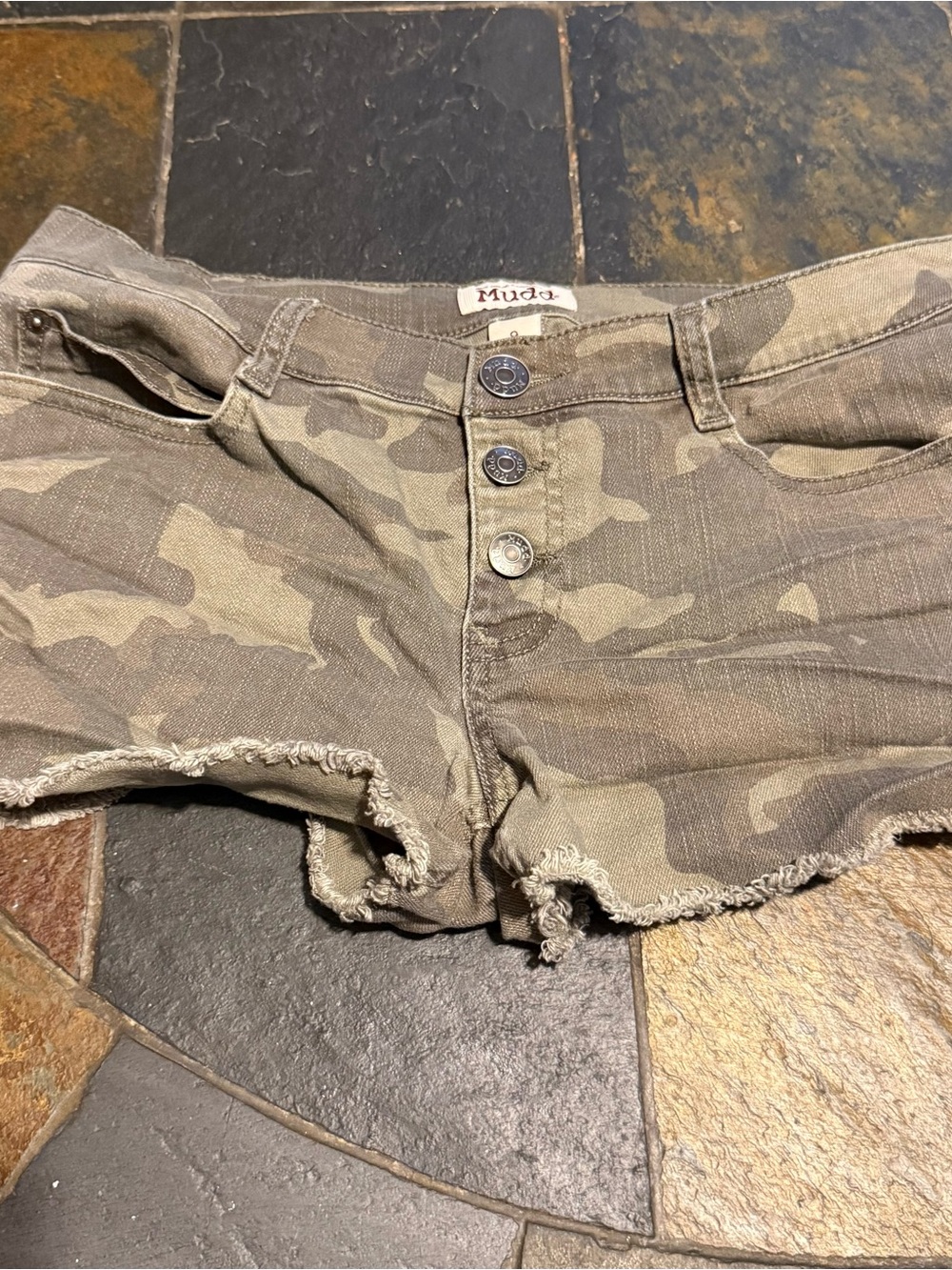 Mudd Women's Camo Frayed Hem Jean Shorts - Olive